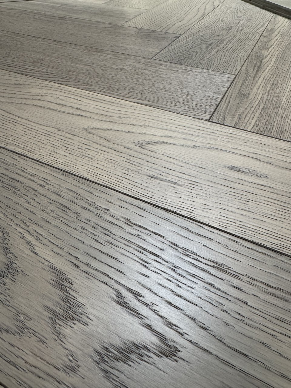 Паркет елка CROWNWOOD Urban Английская елка Дуб Decor-31, Лак 600 x 120 x 14 / 1.44м2