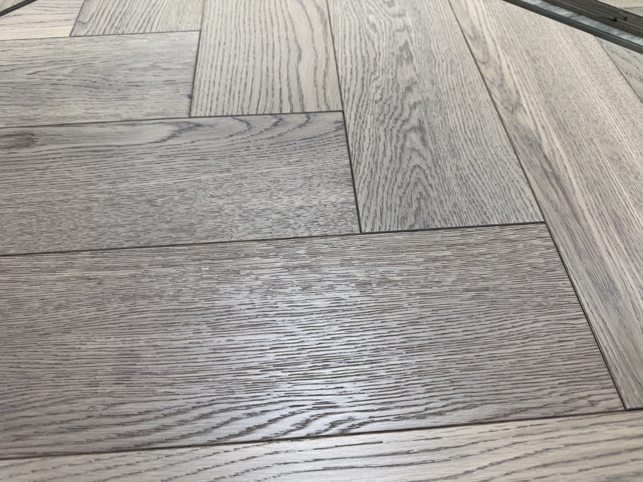 Паркет елка CROWNWOOD Urban Английская елка Дуб Decor-31, Лак 600 x 120 x 14 / 1.44м2