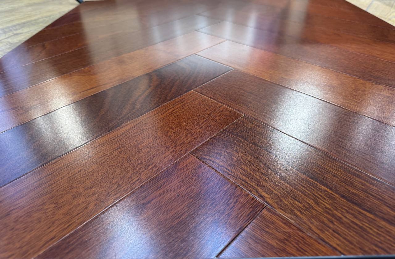 Паркет елка Английская елка  Wood Bee Herringbone Сапели гладкий глянец Sapele, UV-лак gloss  510x92x12/ 2.06 м2